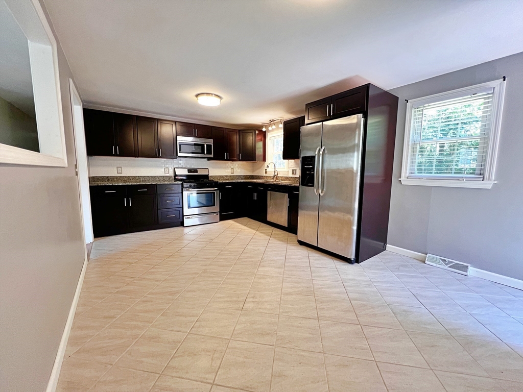 3 bed, 2 bath apartment for rent at 119 Bairdcrest Rd, Springfield — photo 2 of 13