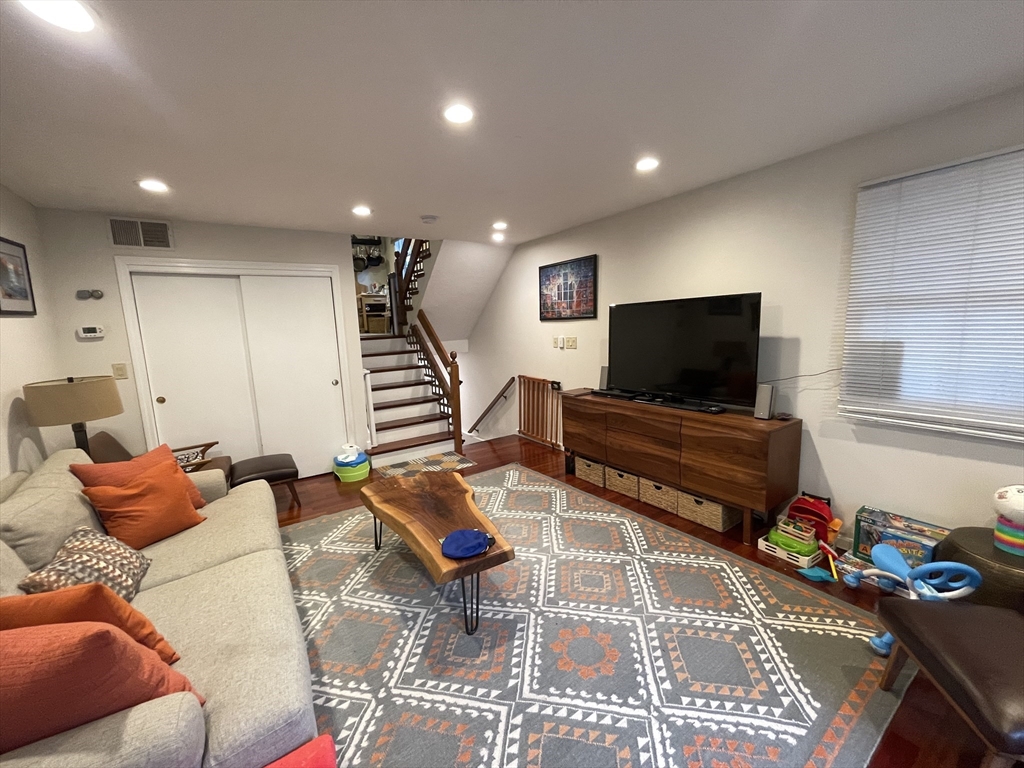 3 bed, 3 bath apartment for rent at 119 Beaconsfield Unit 1, Aspinwall Hill — photo 2 of 16
