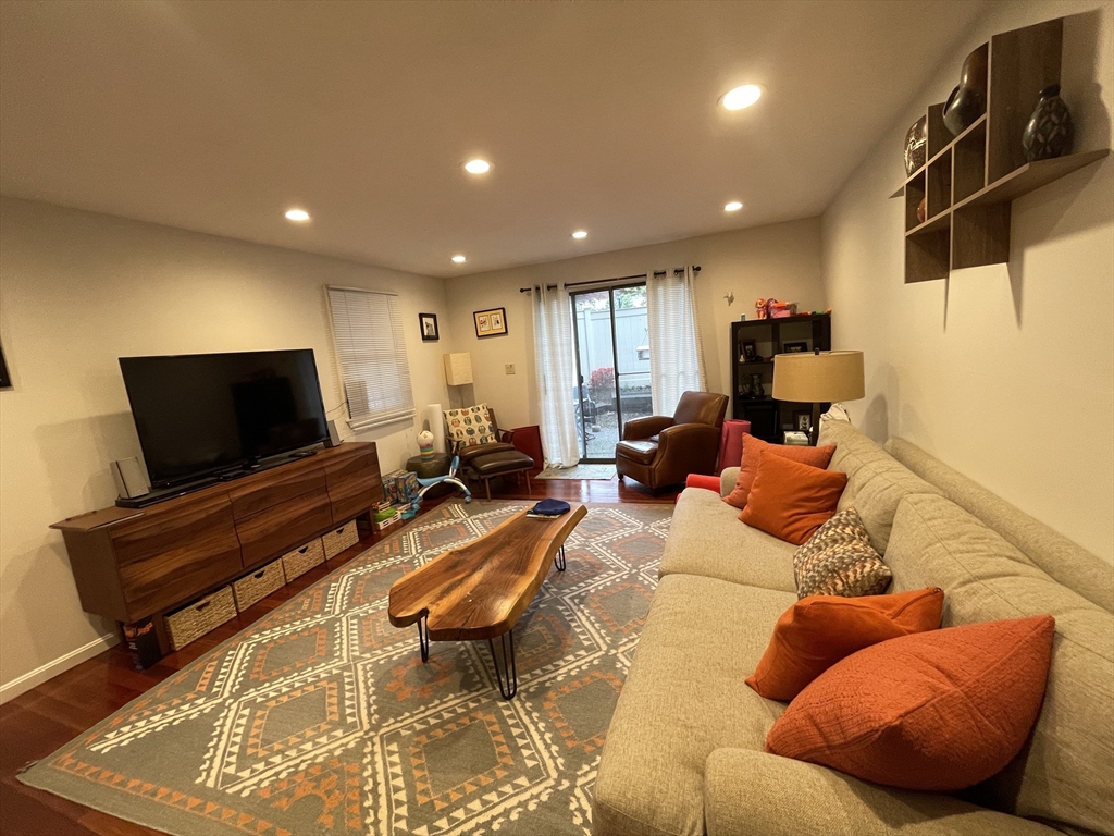3 bed, 3 bath apartment for rent at 119 Beaconsfield Unit 1, Aspinwall Hill — photo 3 of 16