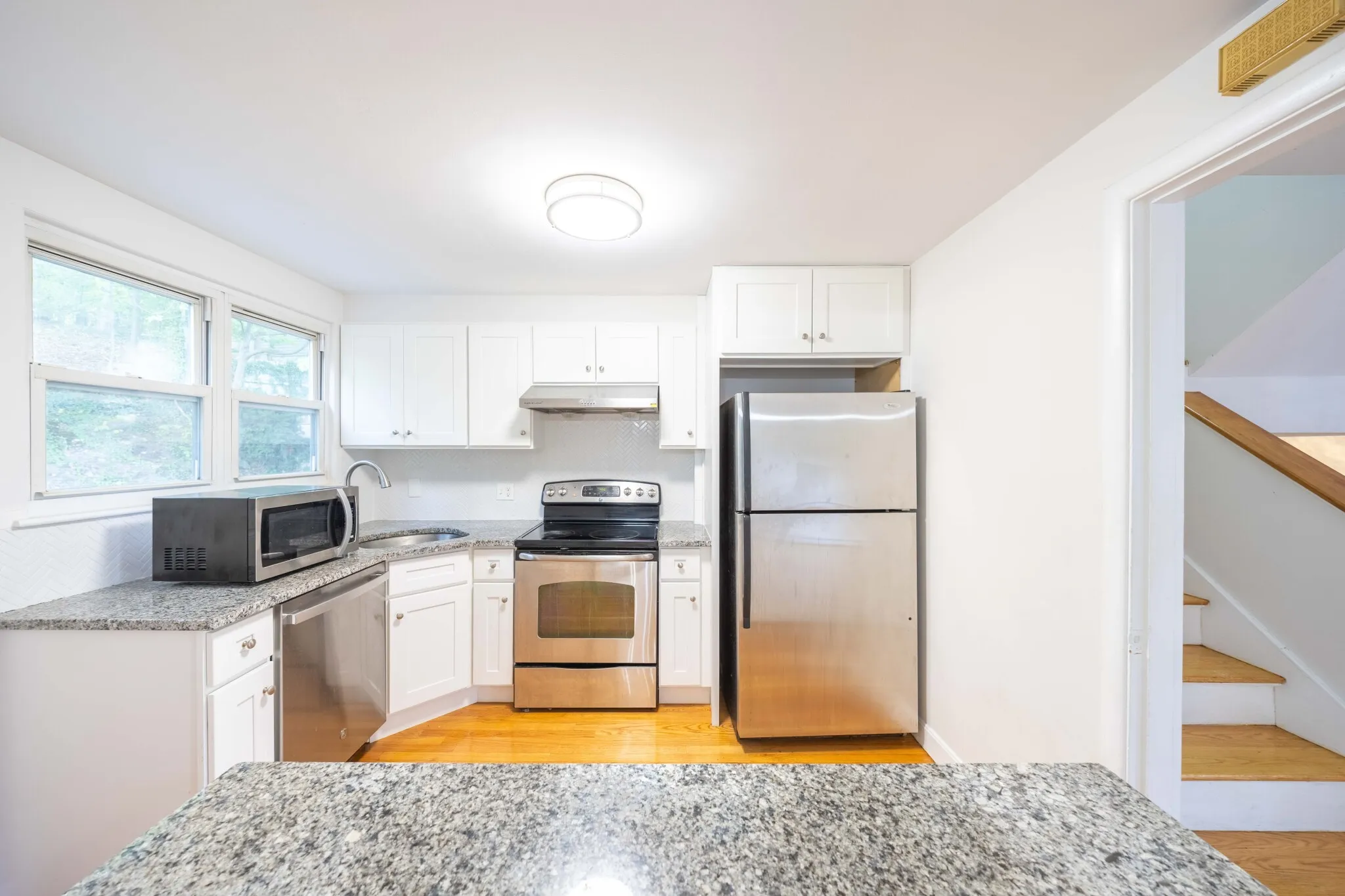 3 bed, 1 bath apartment for rent at 119 Chestnut St Unit 119, High Street Hill — photo 2 of 25