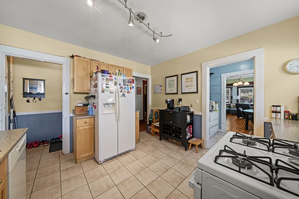 2 bed, 1 bath apartment for rent at 119 Eliot St Unit 1, Brookline Hills — photo 9 of 18