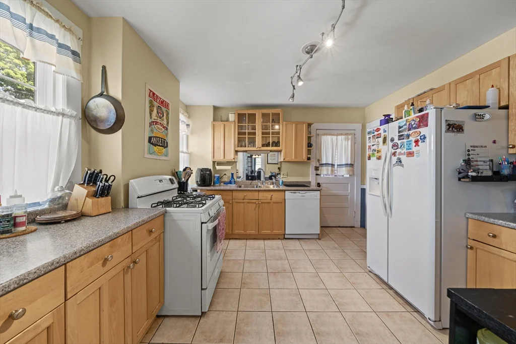 2 bed, 1 bath apartment for rent at 119 Eliot St Unit 1, Brookline Hills — photo 8 of 18