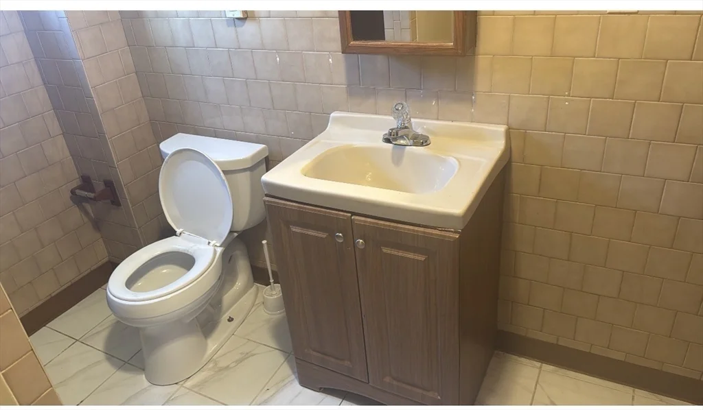 3 bed, 1 bath apartment for rent at 119 Robeson St Unit 2, Fall River — photo 8 of 14