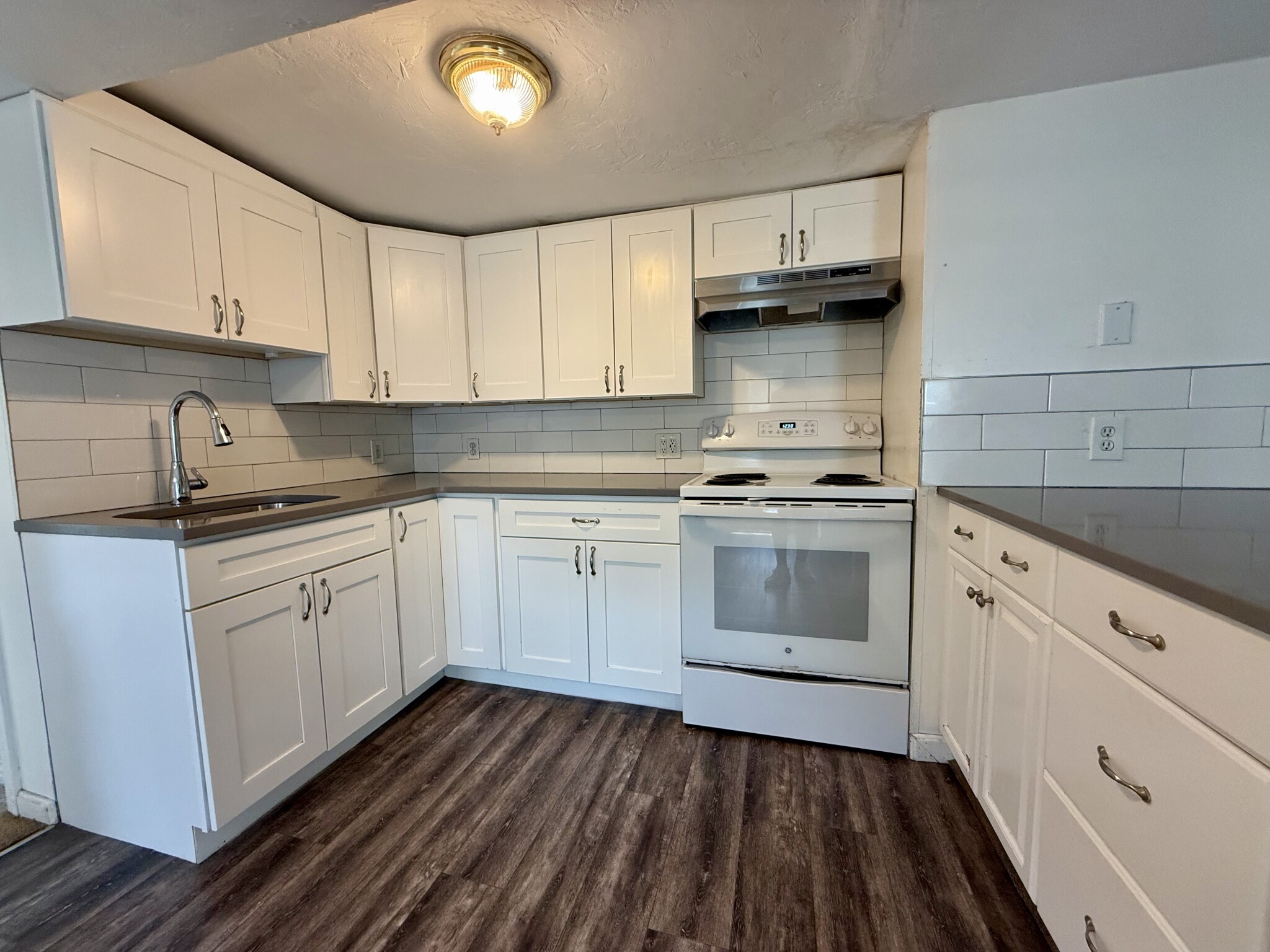3 bed, 1 bath apartment for rent at 119 South St Unit 1, Banks Square — photo 3 of 18