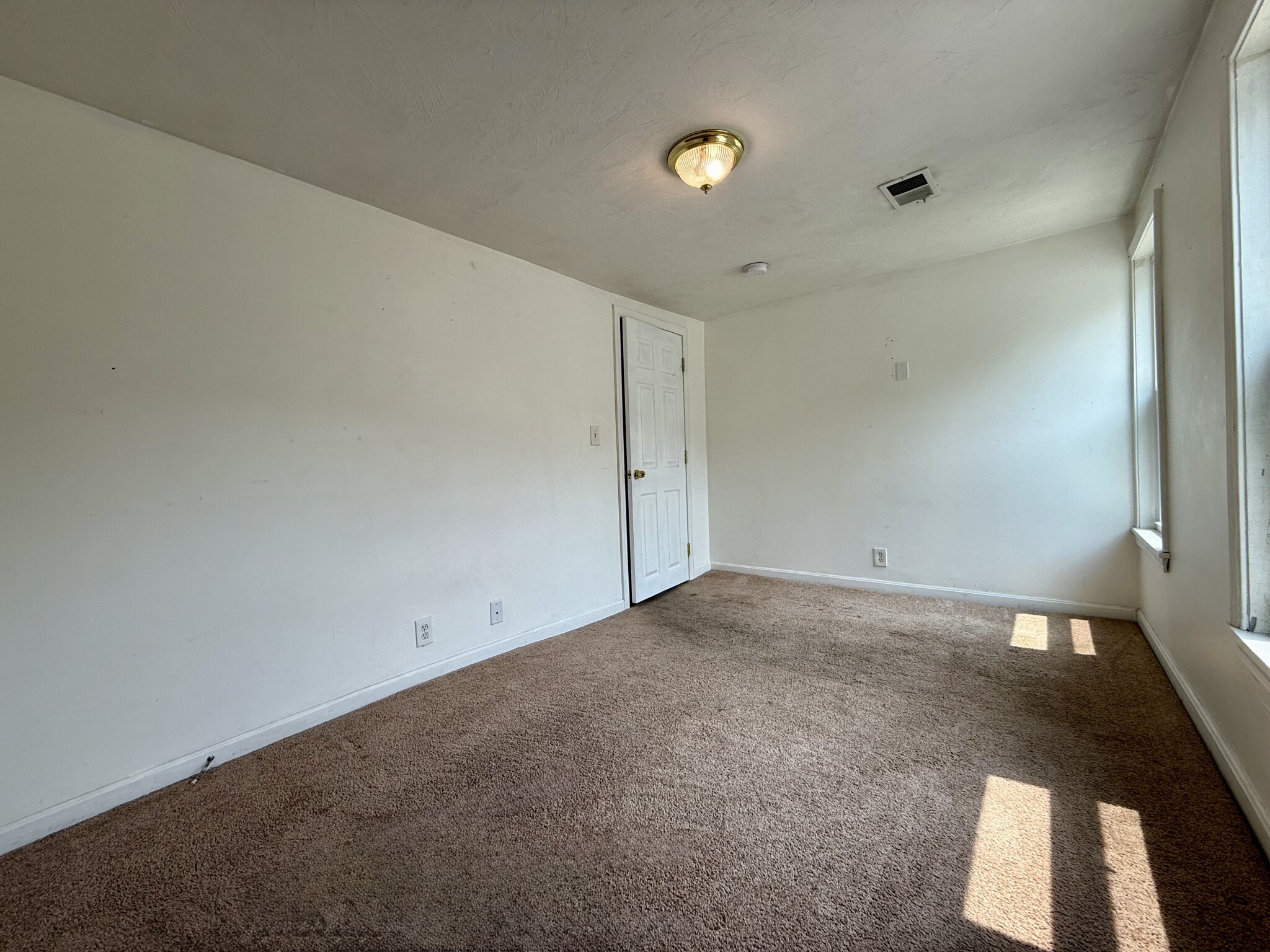 3 bed, 1 bath apartment for rent at 119 South St Unit 1, Banks Square — photo 10 of 18