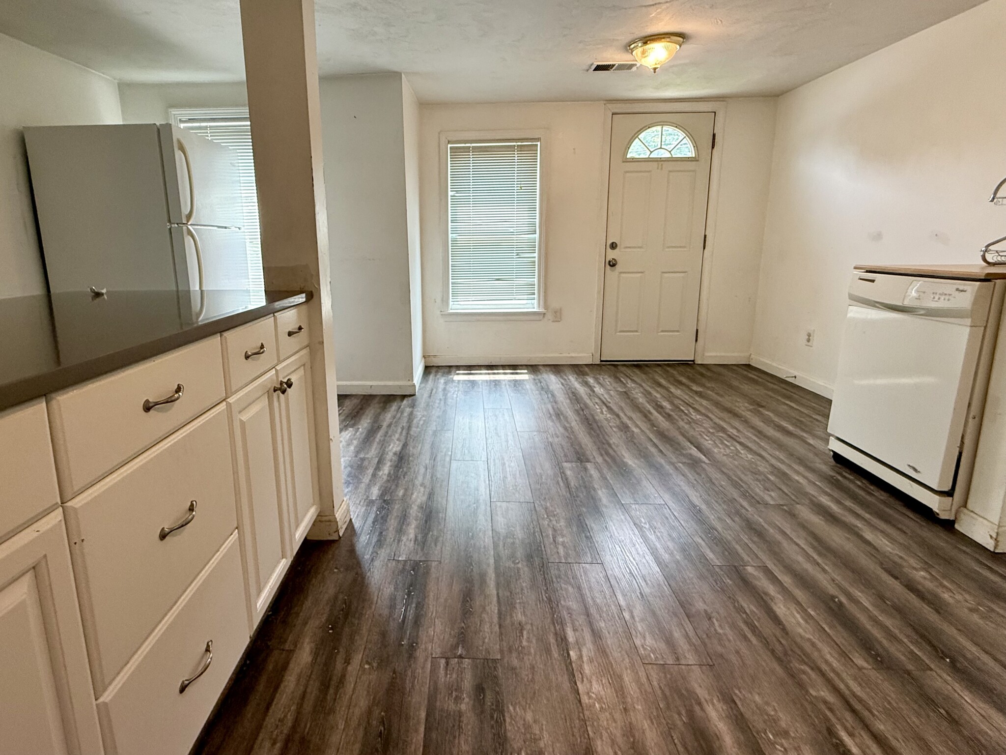 3 bed, 1 bath apartment for rent at 119 South St Unit 1, Banks Square — photo 4 of 18