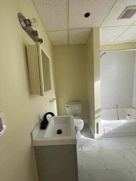 1 bed, 1 bath apartment for rent at 119 Wade St Unit 3B, Fall River — photo 3 of 7