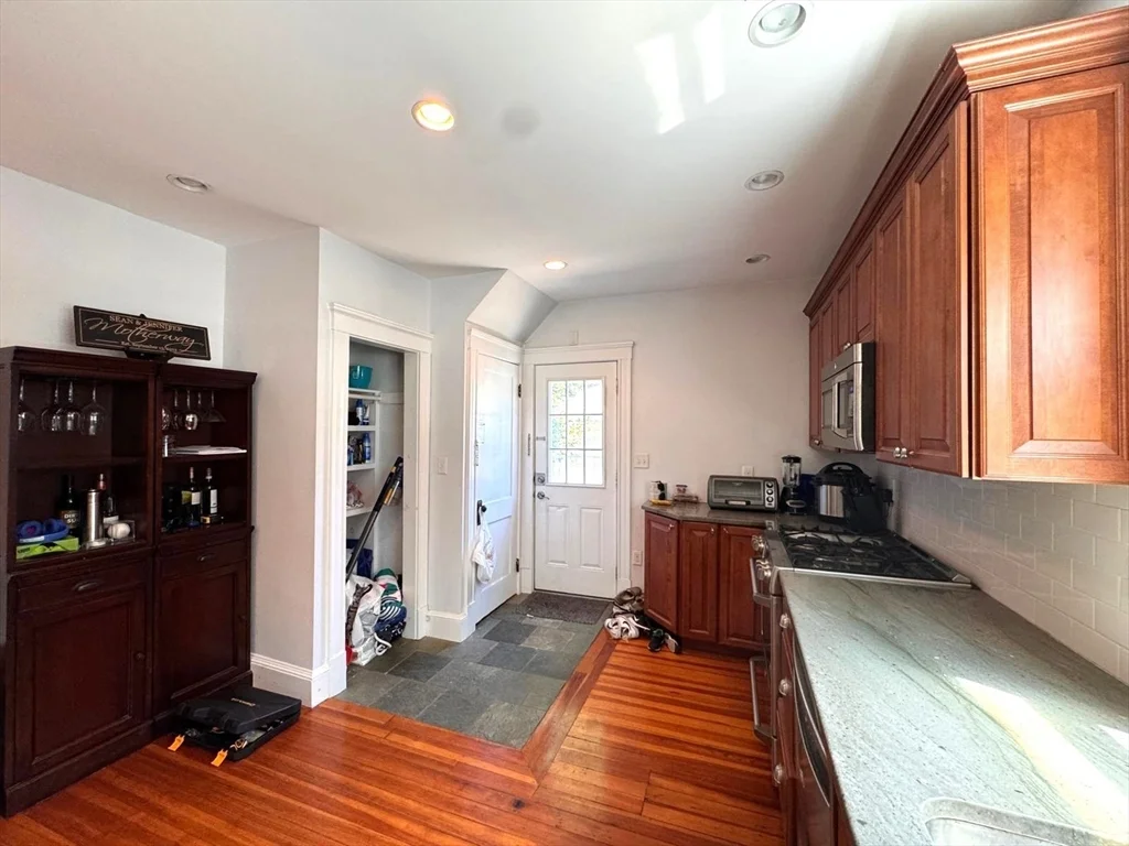 2 bed, 1 bath apartment for rent at 119 Warren St Unit 1, Arlington — photo 3 of 27