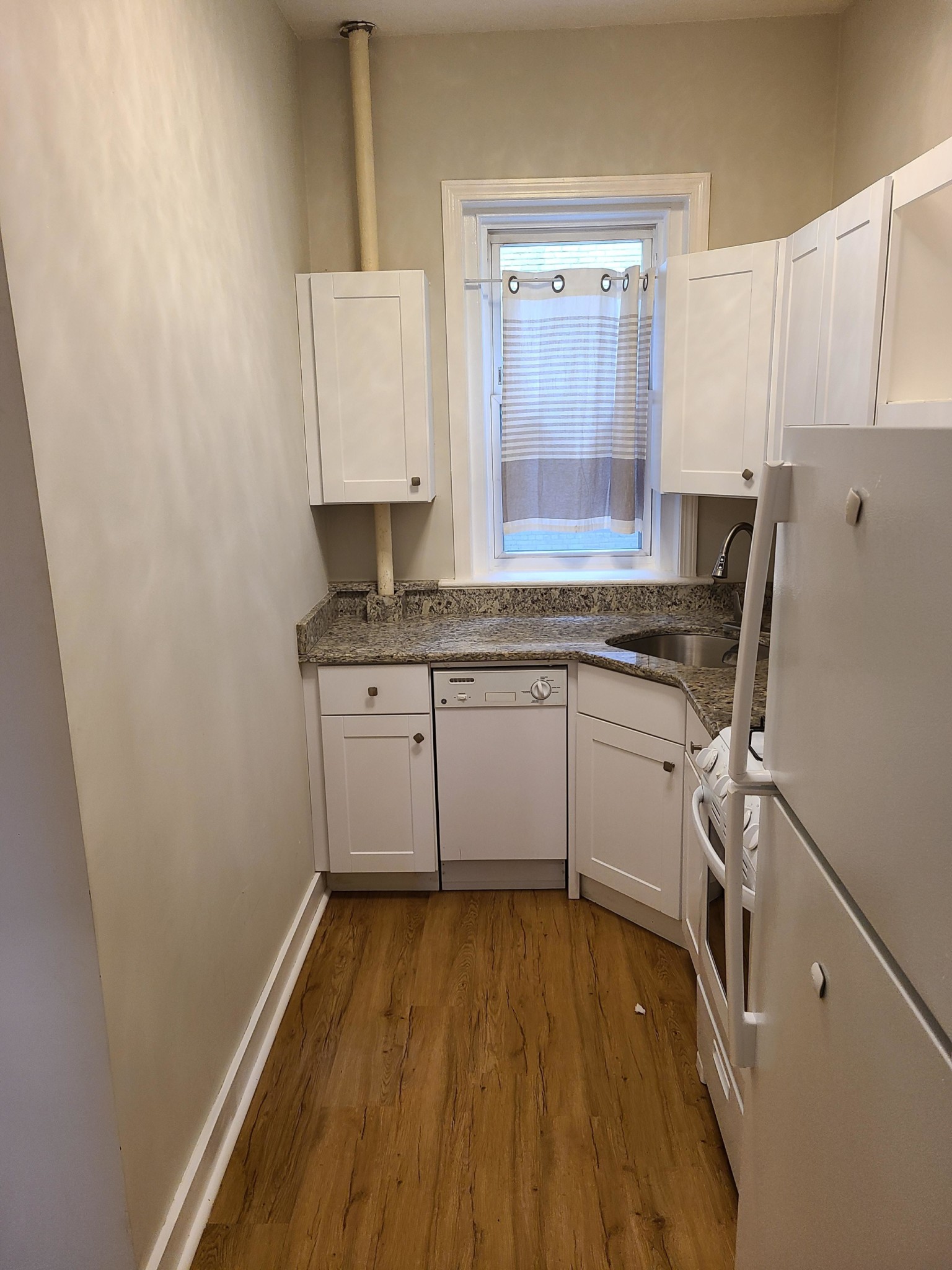 4 bed, 2 bath apartment for rent at 1193 Commonwealth Ave Unit 1, Allston — photo 3 of 31