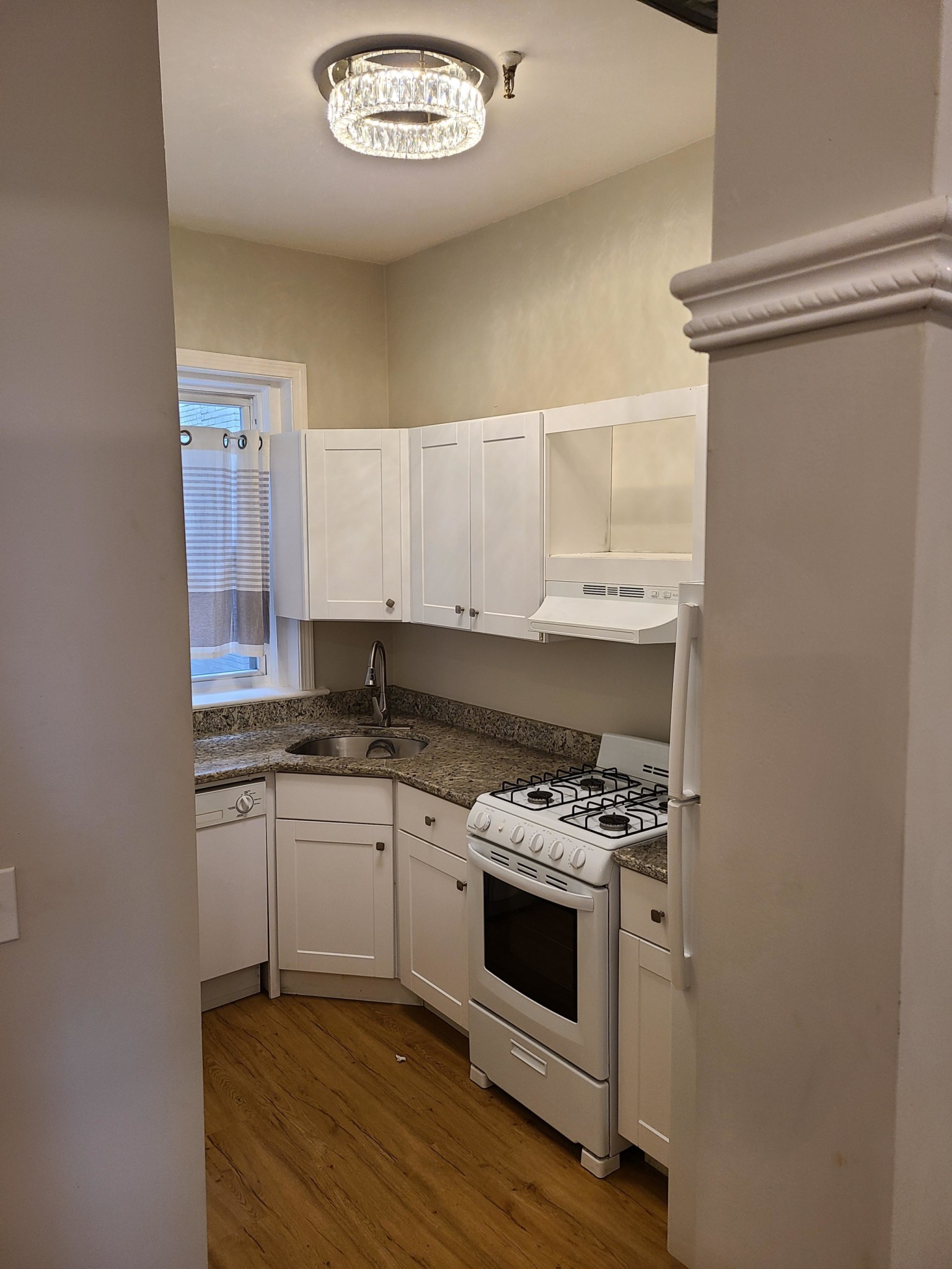 4 bed, 2 bath apartment for rent at 1193 Commonwealth Ave Unit 1, Allston — photo 2 of 31