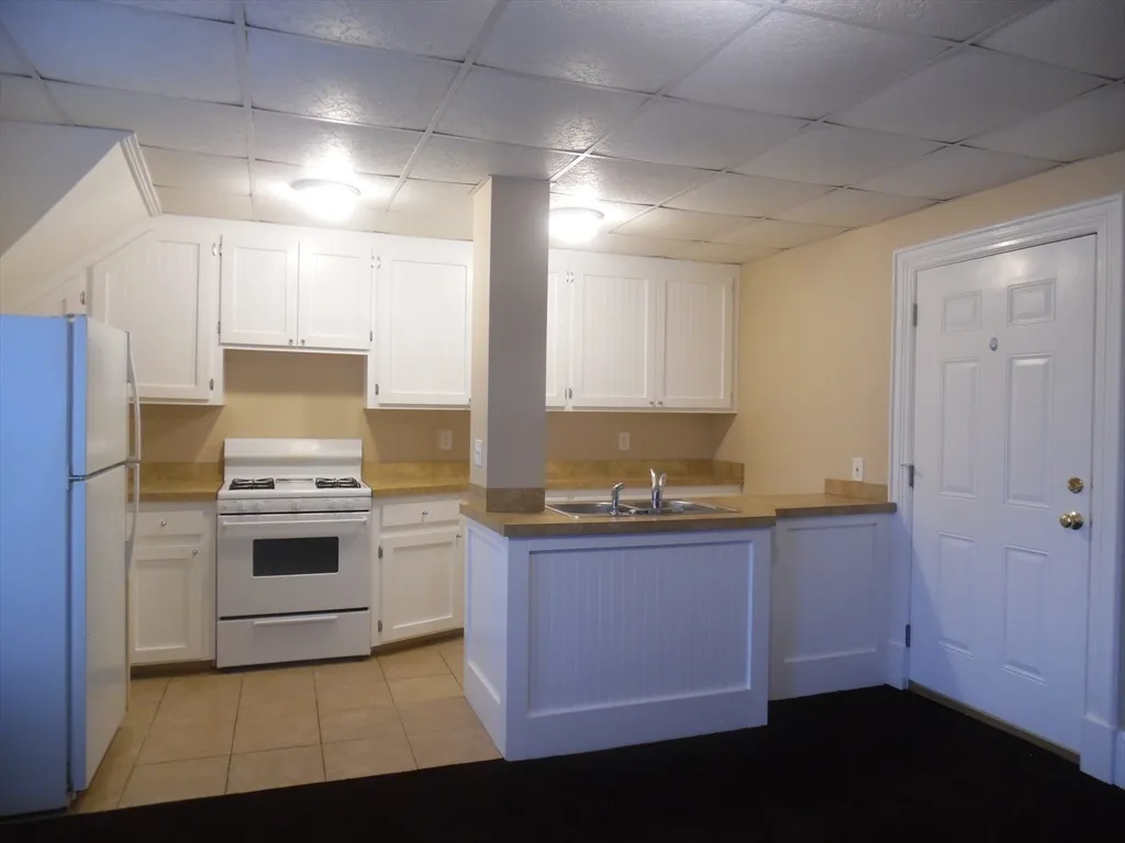 3 bed, 1 bath apartment for rent at 1199 Rodman St Unit 3, Fall River — photo 1 of 8