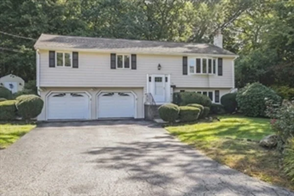 3 bed, 1 bath apartment for rent at 11A Centre Ln Unit 11A, West Roxbury — photo 1 of 20