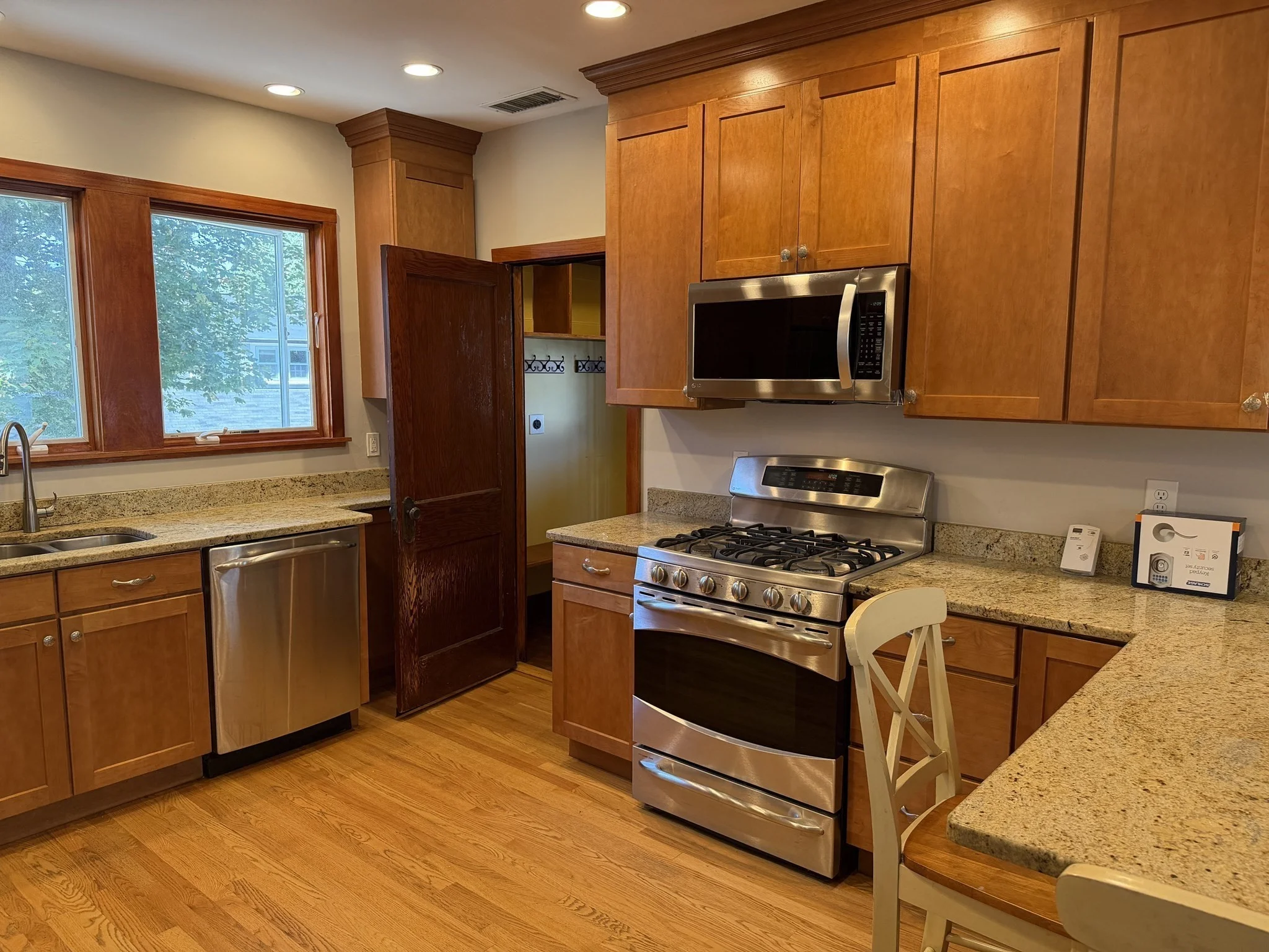 4 bed, 2 bath apartment for rent at 12-14 Warwick Rd Unit 14, Belmont — photo 9 of 27