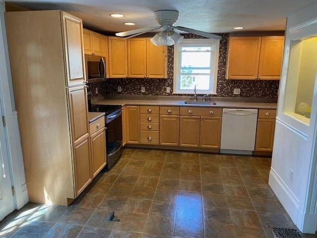 3 bed, 1 bath apartment for rent at 12-14 Willow St Unit 12, Concord — photo 3 of 14
