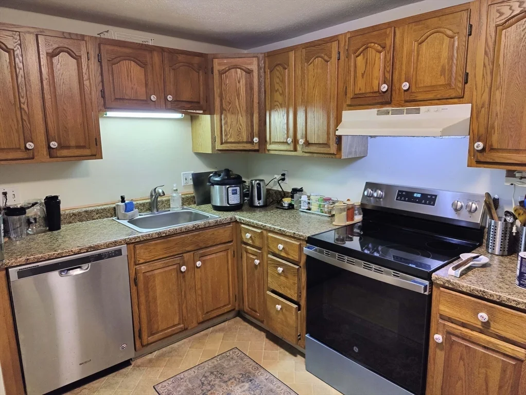 2 bed, 2 bath apartment for rent at 12 9th St Unit 305, Medford — photo 2 of 11