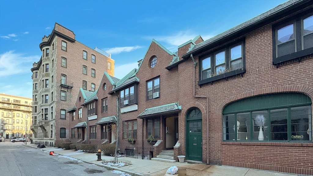 2 bed, 1 bath apartment for rent at 12 Aberdeen Unit 2, Fenway — photo 3 of 11