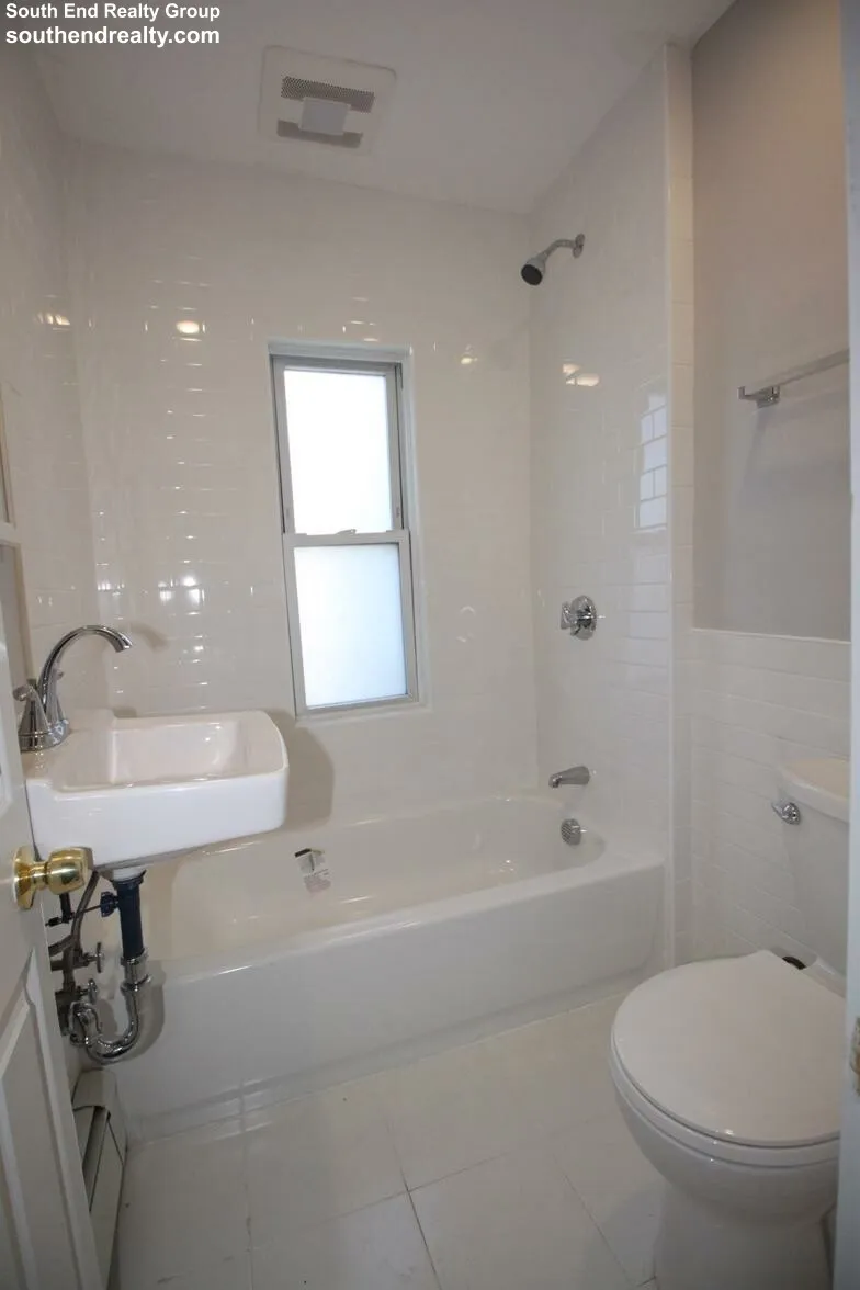 3 bed, 1 bath apartment for rent at 12 Albion Pl Unit 2, Medford Street / The Neck — photo 18 of 21