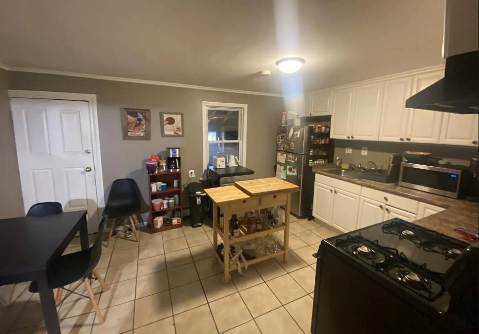 2 bed, 1 bath apartment for rent at 12 Allen St Unit 1, Ward Two — photo 3 of 10