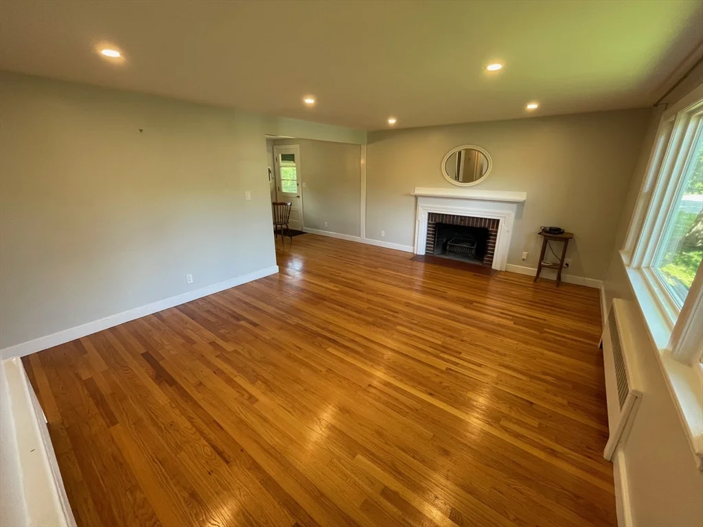3 bed, 1 bath apartment for rent at 12 Anna Rd, Woburn — photo 2 of 23
