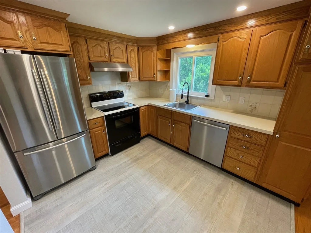 3 bed, 1 bath apartment for rent at 12 Anna Rd, Woburn — photo 7 of 23
