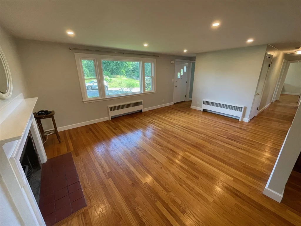 3 bed, 1 bath apartment for rent at 12 Anna Rd, Woburn — photo 4 of 23
