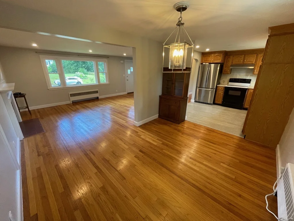 3 bed, 1 bath apartment for rent at 12 Anna Rd, Woburn — photo 6 of 23