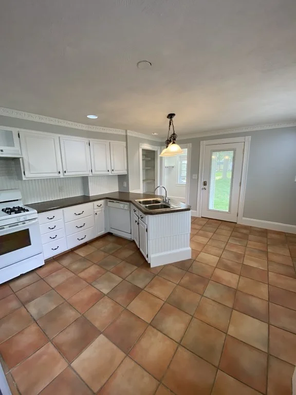 3 bed, 2 bath apartment for rent at 12 Avon St Unit 12, Reading — photo 4 of 25
