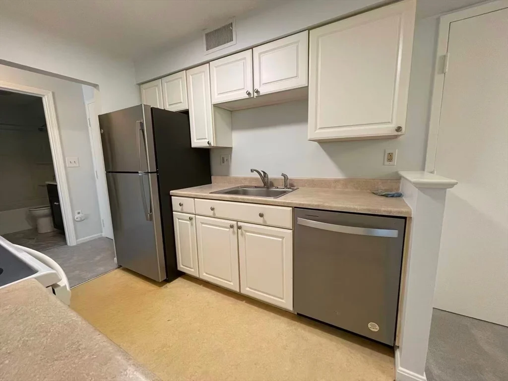 1 bed, 1 bath apartment for rent at 12 Beals Cove Rd Unit H, Hingham — photo 3 of 11