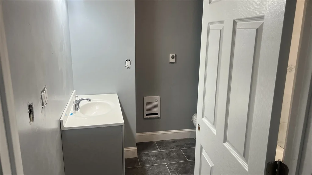 1 bed, 1 bath apartment for rent at 12 Benefit St Unit 4, Worcester — photo 3 of 4