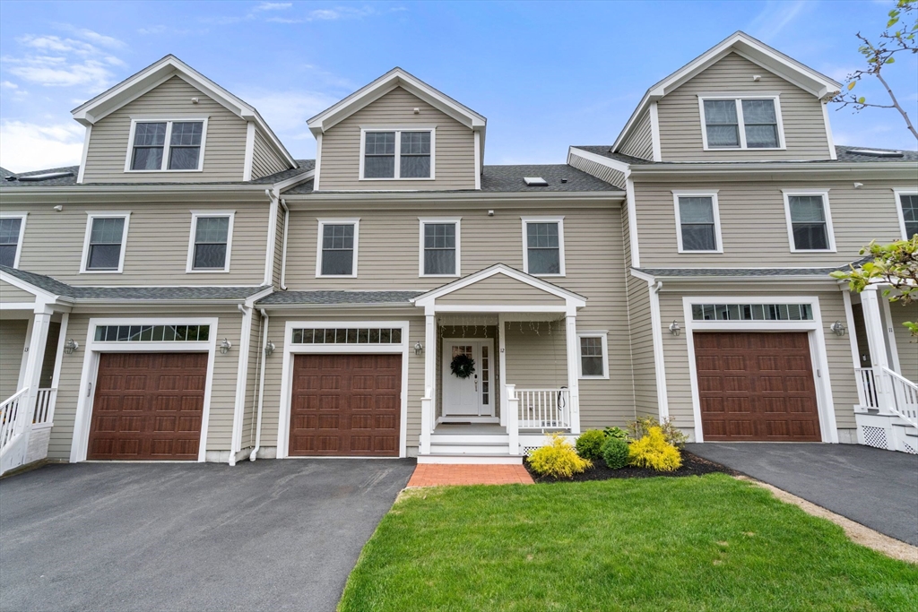 3 bed, 3 bath apartment for rent at 12 Blueberry Hill Ln Unit 12, Melrose — photo 1 of 33