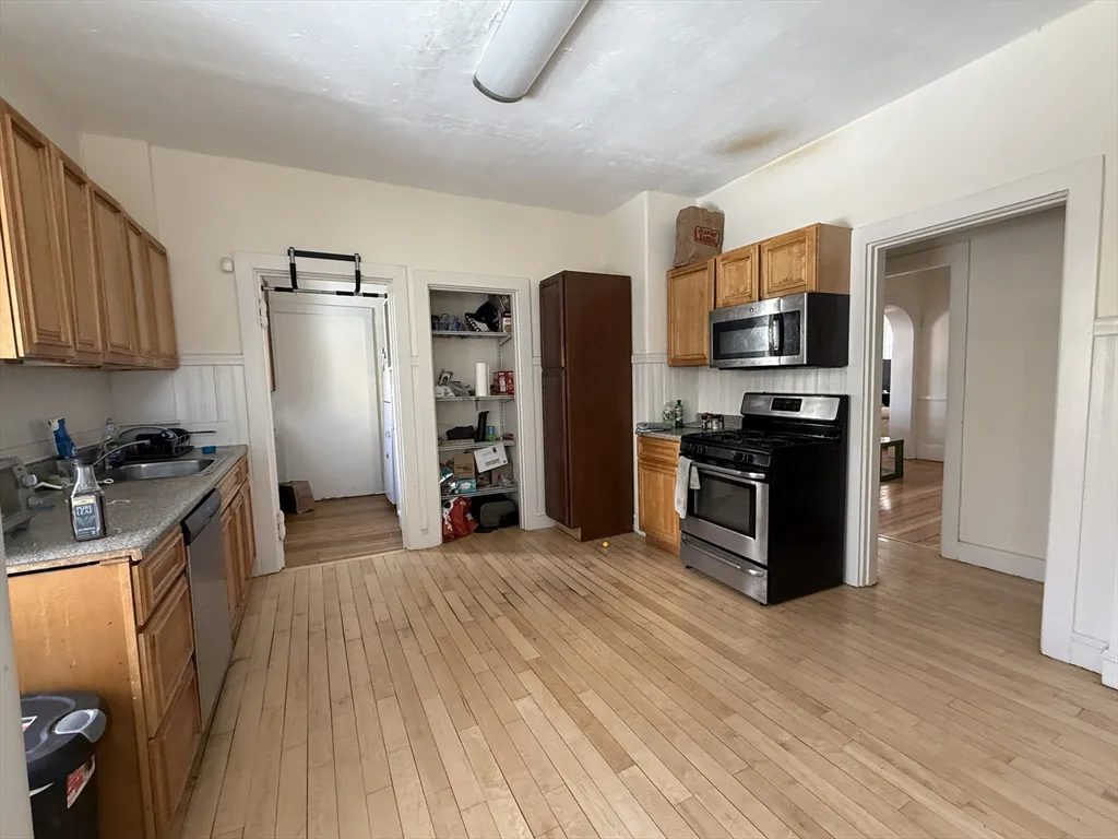 4 bed, 3.5 bath apartment for rent at 12 Braemore Rd Unit 1, Brighton — photo 4 of 20