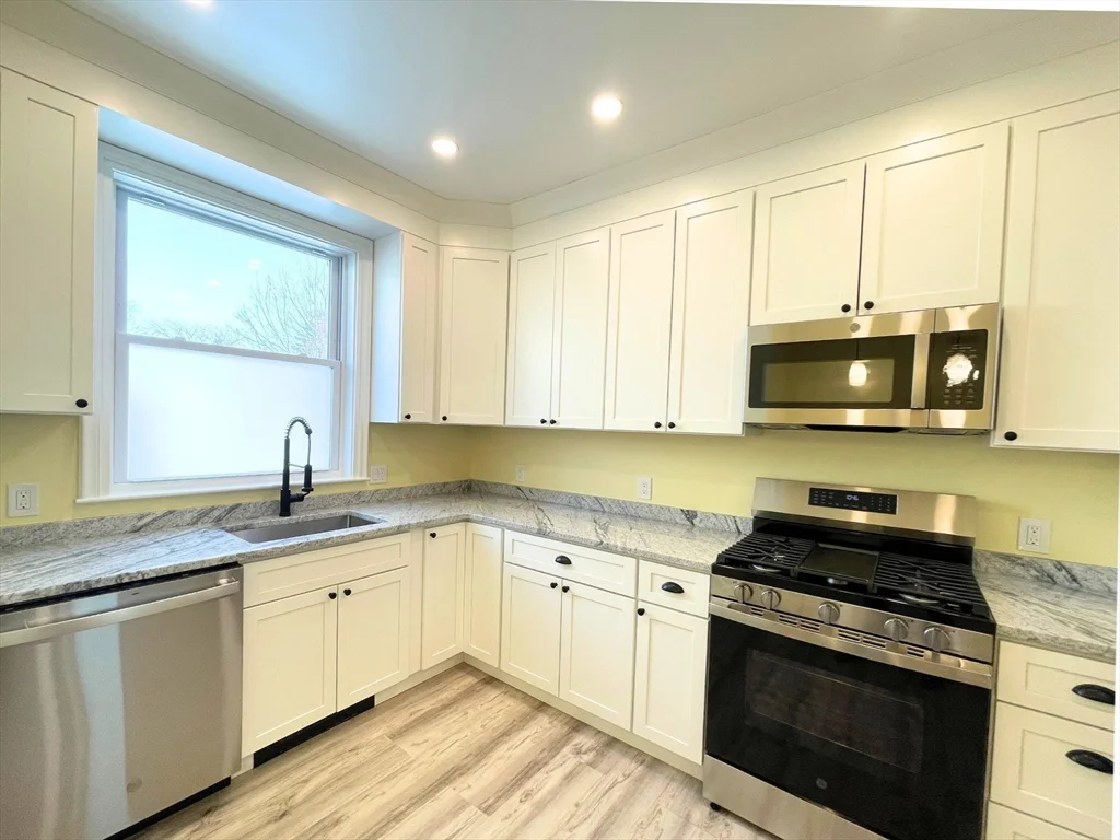 2 bed, 1 bath apartment for rent at 12 Briggs St Unit 1, Salem — photo 8 of 24