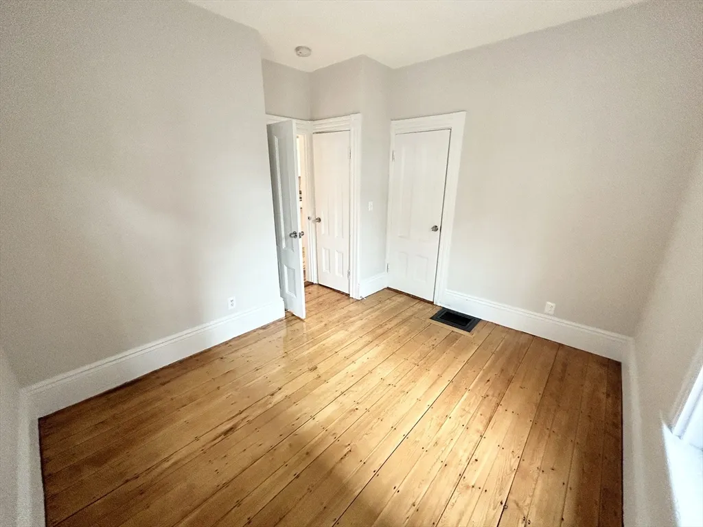 4 bed, 1 bath apartment for rent at 12 Buttonwood Unit 1, Boston — photo 7 of 9