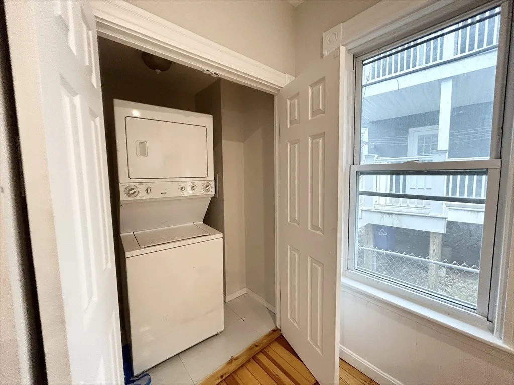 4 bed, 1 bath apartment for rent at 12 Buttonwood Unit 1, Boston — photo 3 of 9