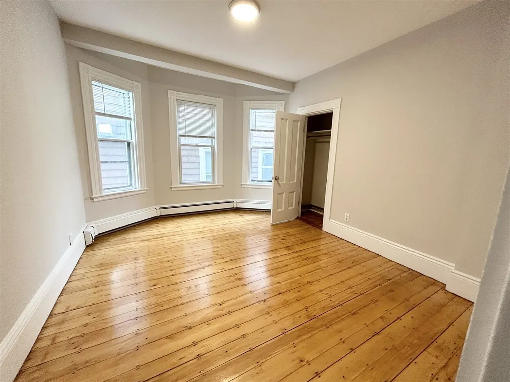 4 bed, 1 bath apartment for rent at 12 Buttonwood Unit 2, Boston — photo 4 of 9