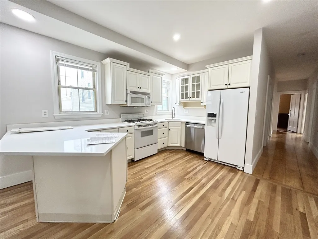 4 bed, 1 bath apartment for rent at 12 Buttonwood Unit 2, Boston — photo 2 of 9