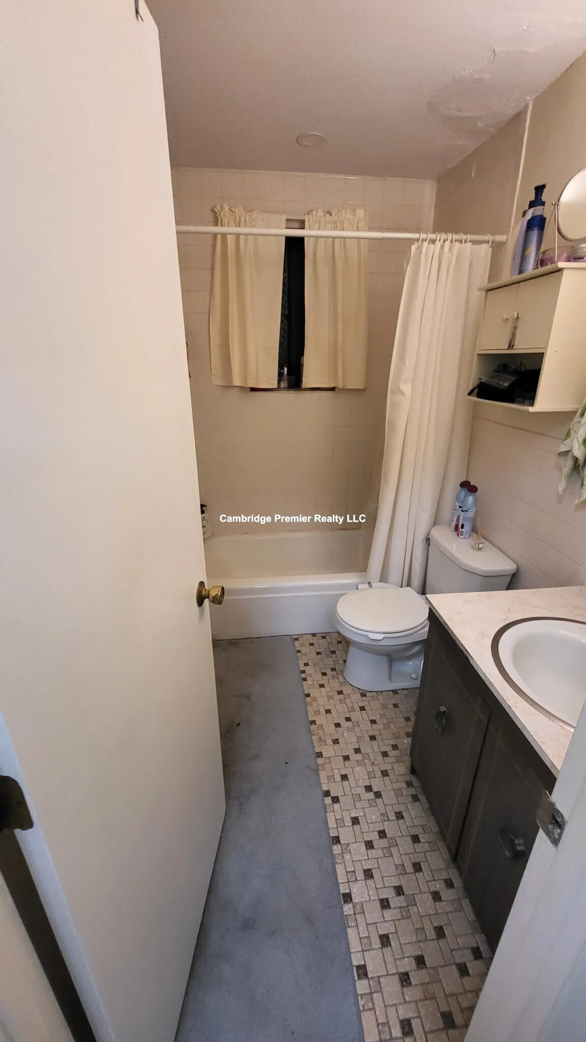 1 bed, 1 bath apartment for rent at 12 Cameron Ave Unit 6, Teele Square — photo 8 of 9