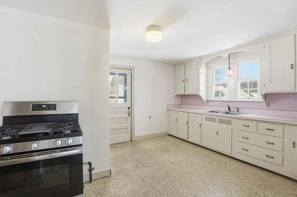 3 bed, 1 bath apartment for rent at 12 Cardinal Rd, Tatnuck — photo 8 of 31