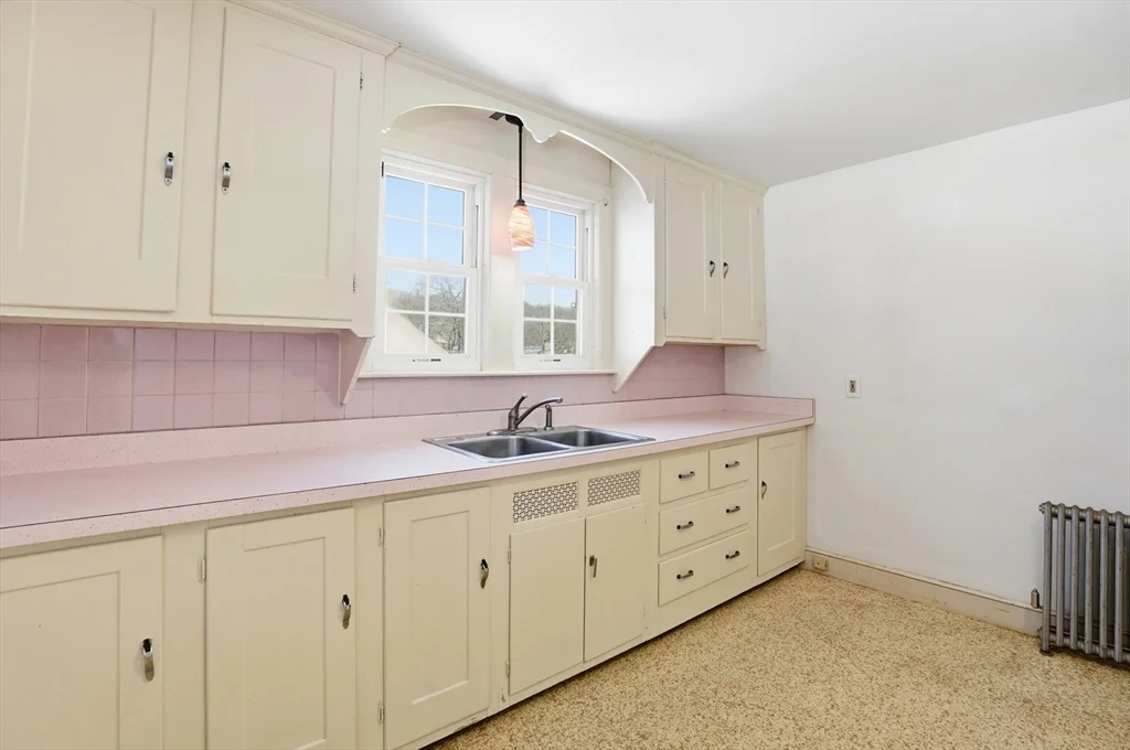 3 bed, 1 bath apartment for rent at 12 Cardinal Rd, Tatnuck — photo 7 of 31