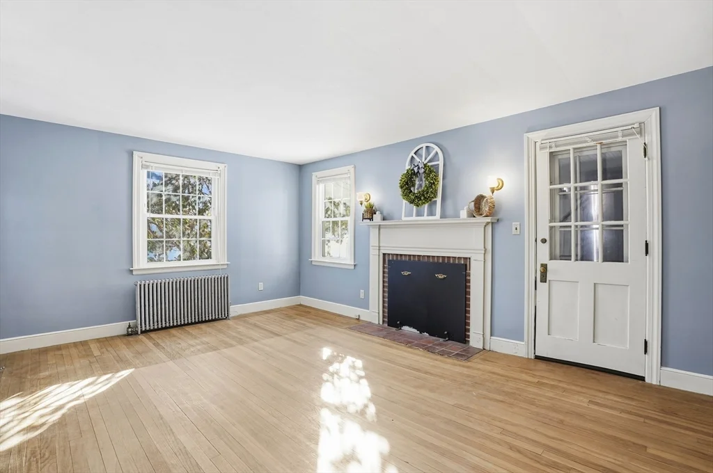 3 bed, 1 bath apartment for rent at 12 Cardinal Rd, Tatnuck — photo 2 of 31