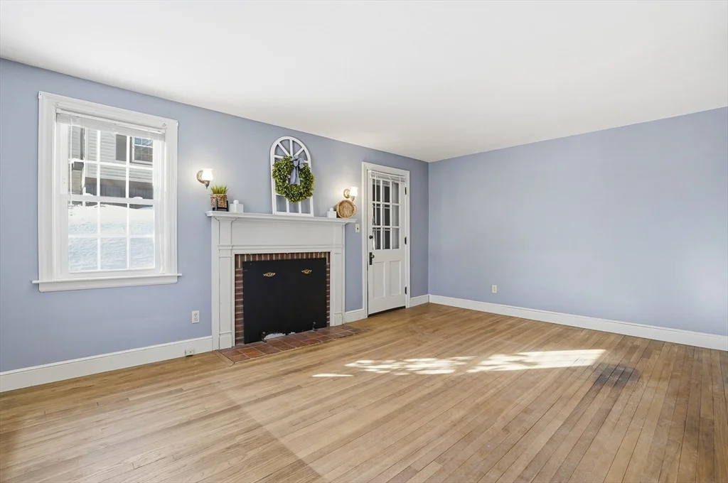 3 bed, 1 bath apartment for rent at 12 Cardinal Rd, Tatnuck — photo 4 of 31