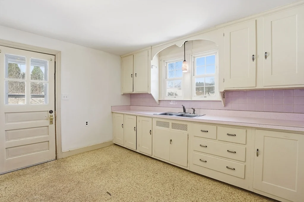 3 bed, 1 bath apartment for rent at 12 Cardinal Rd, Tatnuck — photo 6 of 31