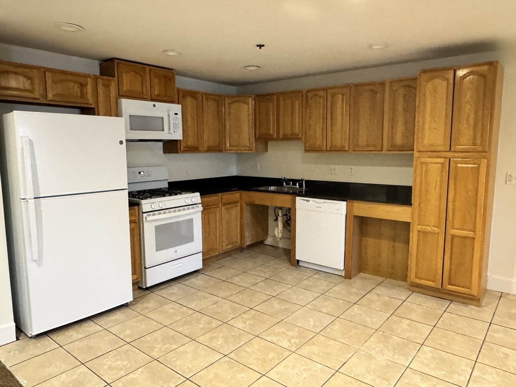 2 bed, 1 bath apartment for rent at 12 Crane St Unit 11, Southbridge — photo 2 of 12