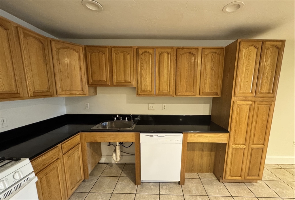 2 bed, 1 bath apartment for rent at 12 Crane St Unit 11, Southbridge — photo 3 of 12