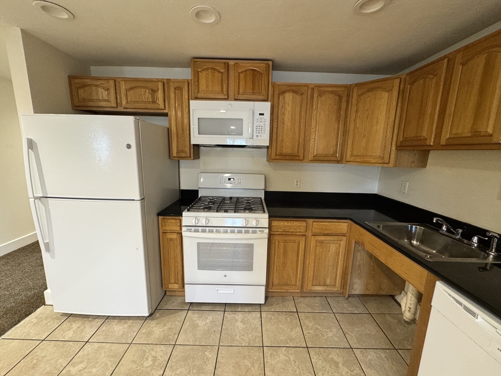 2 bed, 1 bath apartment for rent at 12 Crane St Unit 11, Southbridge — photo 4 of 12