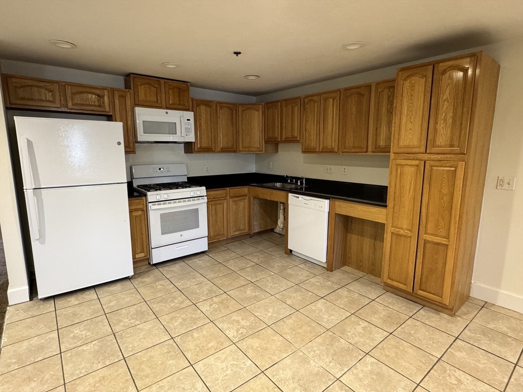 2 bed, 1 bath apartment for rent at 12 Crane St Unit 11, Southbridge — photo 5 of 12