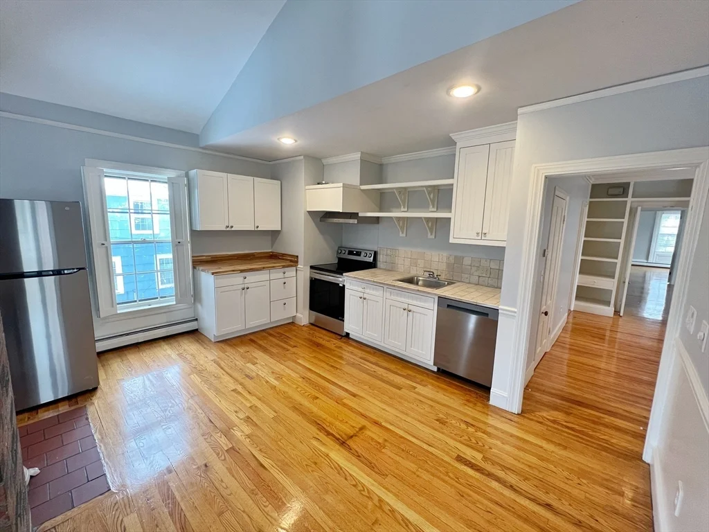 2 bed, 1 bath apartment for rent at 12 Crown Unit 2, Worcester — photo 2 of 16