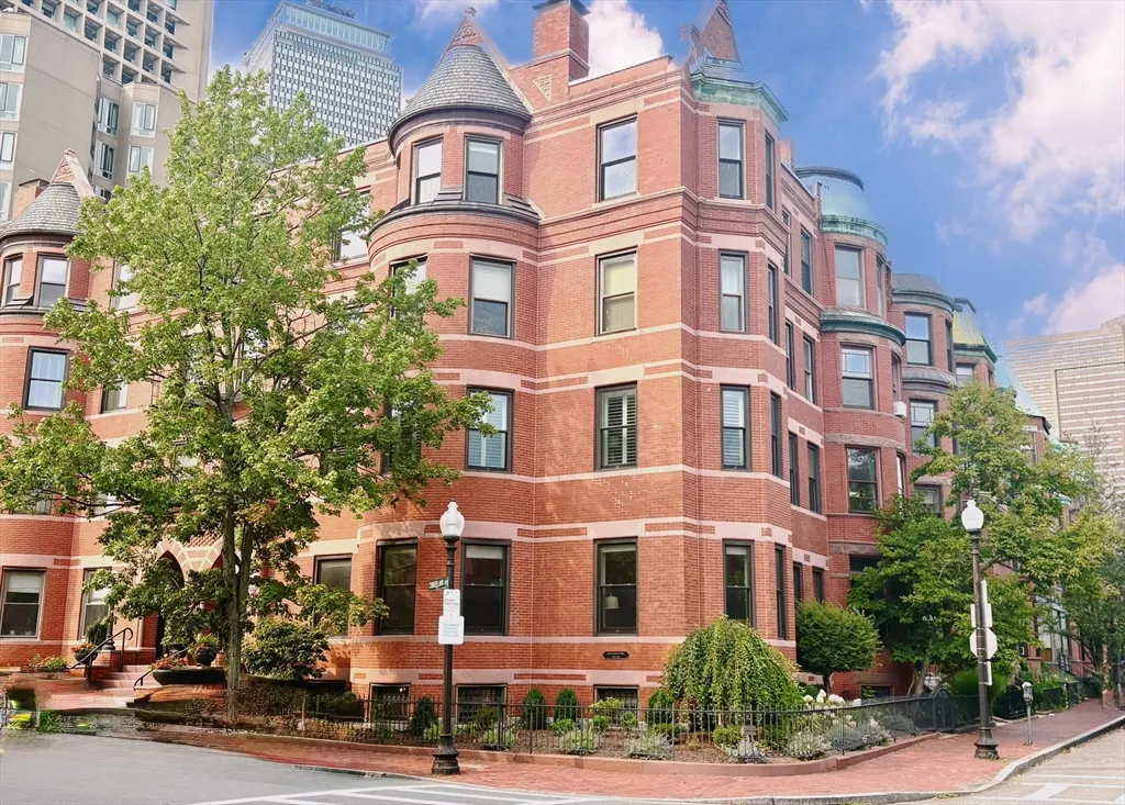 2 bed, 2 bath apartment for rent at 12 Cumberland St Unit 1, Back Bay