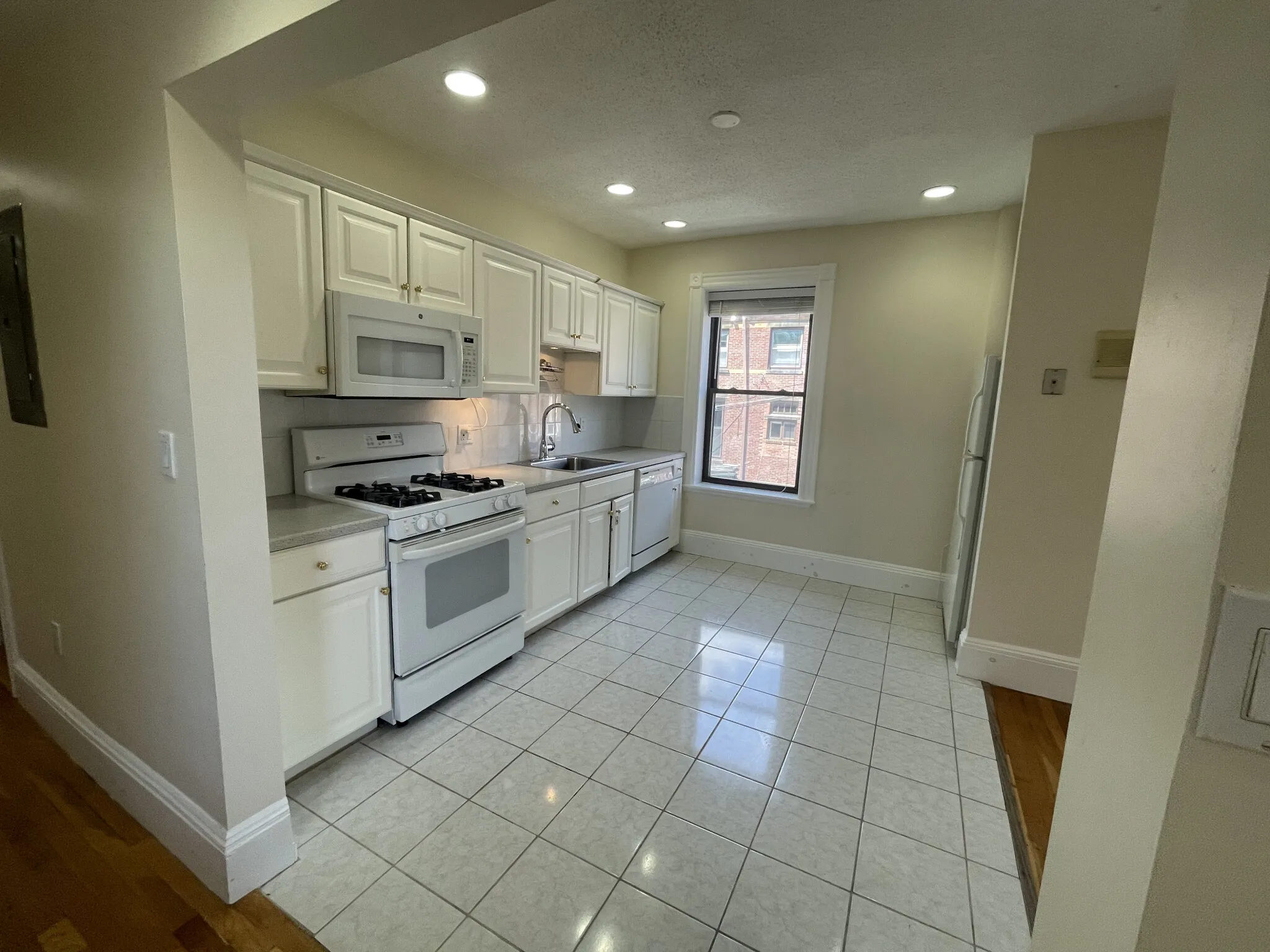 3 bed, 1.5 bath apartment for rent at 12 Dean Rd Unit 2, Brookline