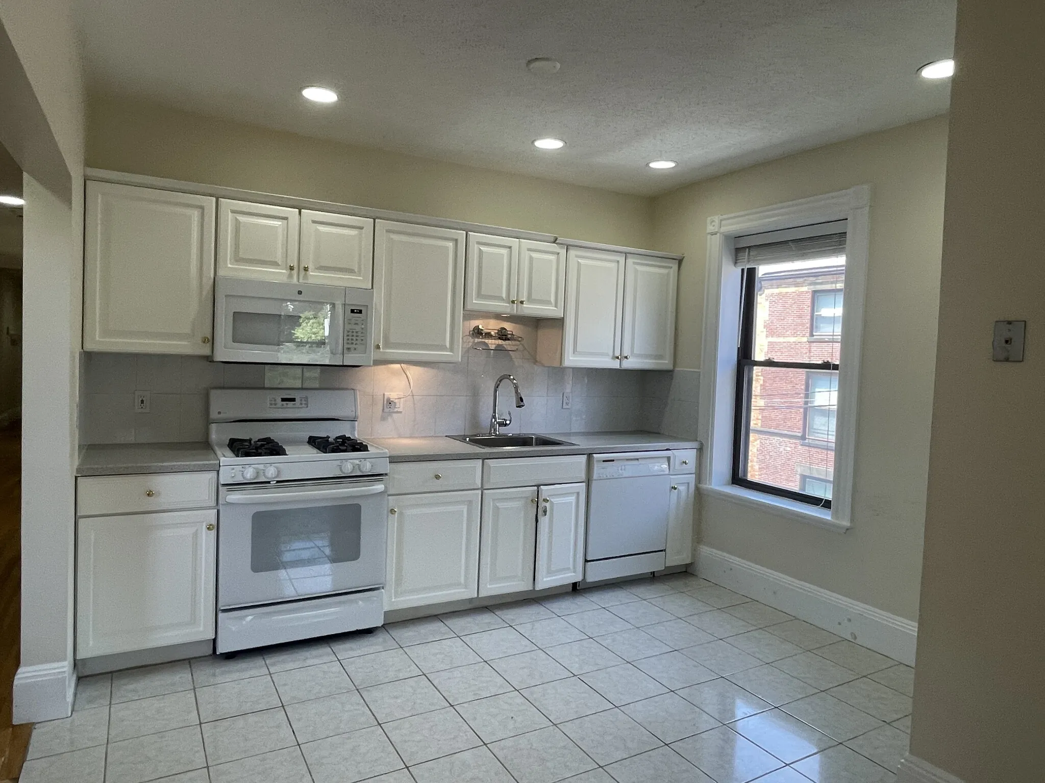 3 bed, 1.5 bath apartment for rent at 12 Dean Rd Unit 2, Brookline — photo 2 of 11